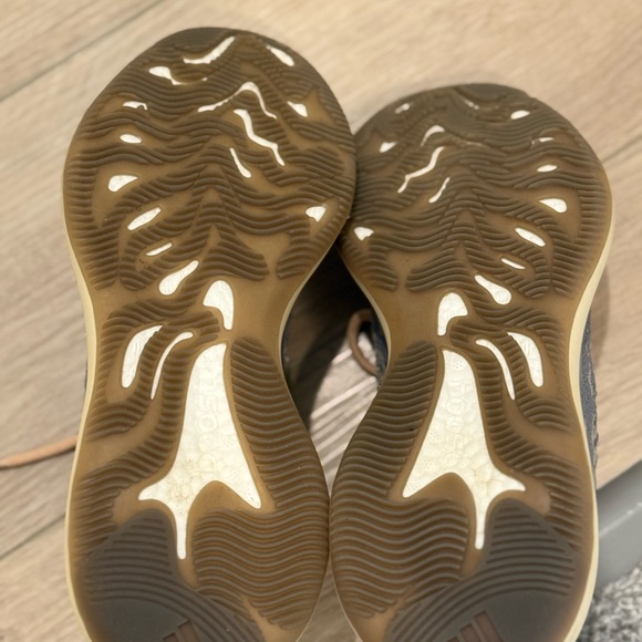 Yeezy 380 nwot men’s size 7 women’s 8.5!! - Picture 5 of 5